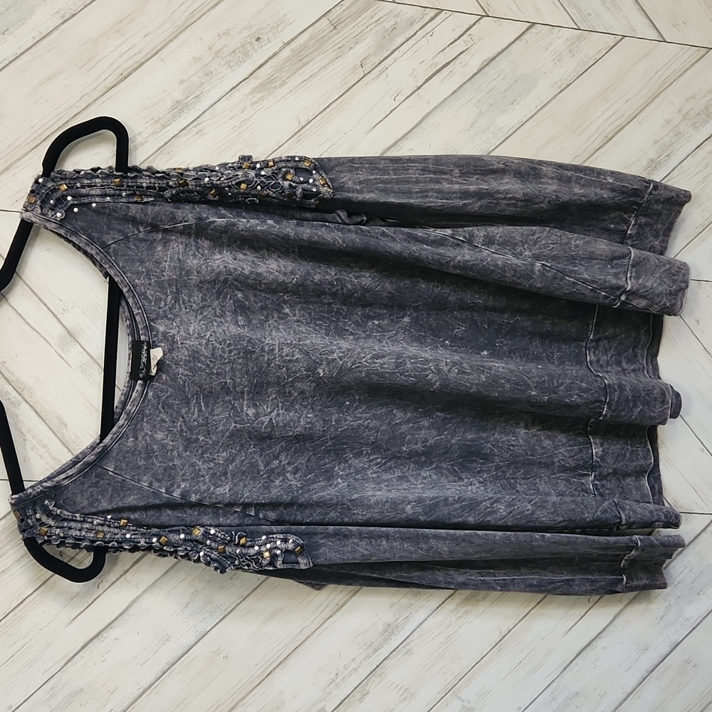 Buckle daytrip brand shoulder cut out top Size S